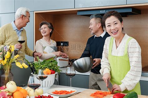 快乐的中老年人在厨房做饭高清图片下载-正版图片507639382-摄图网