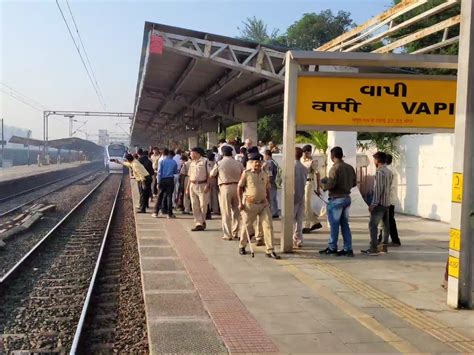 Vande Bharat train stopped at Vapi and the finance minister welcomed ...