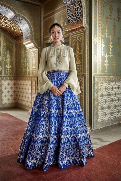 7 Creative Ways To Flaunt Pattu Blouse Designs With Your Lehenga On ...