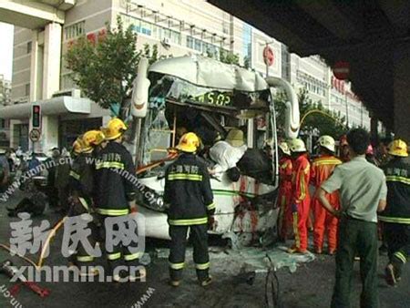 宜宾长江大桥3车连撞 5人受伤 - 滚动 - 华西都市网新闻频道
