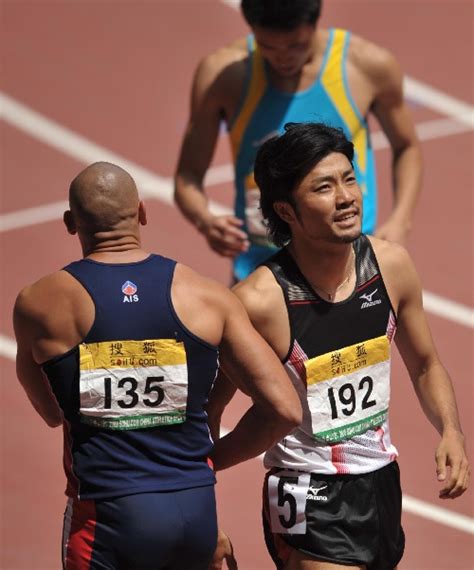 图文：日本选手末续慎吾在比赛结束后接受祝贺-搜狐2008奥运