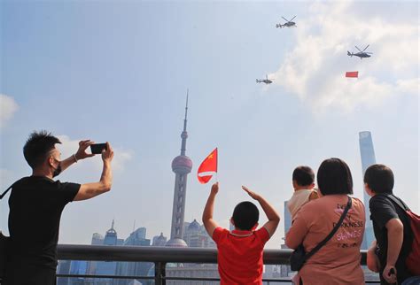 庆“十一”：三架警用直升机悬挂国旗巡展黄浦江 | 晨镜头 - 周到