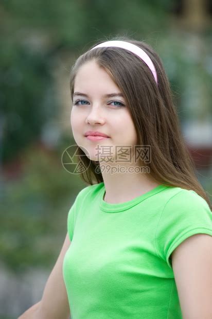 黑发街道一个微笑着的年轻美丽欧洲女孩肖像看着镜头蓝色的高清图片下载-正版图片307584946-摄图网