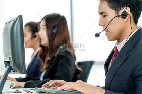 商务人士戴着耳机在办公室工作以支持远程客户或同事呼叫中心电话营销客户支持代理提供电话视频高清图片下载-正版图片506677518-摄图网