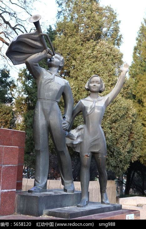 吹冲锋号的少先队男孩和女孩不锈钢雕像高清图片下载_红动中国