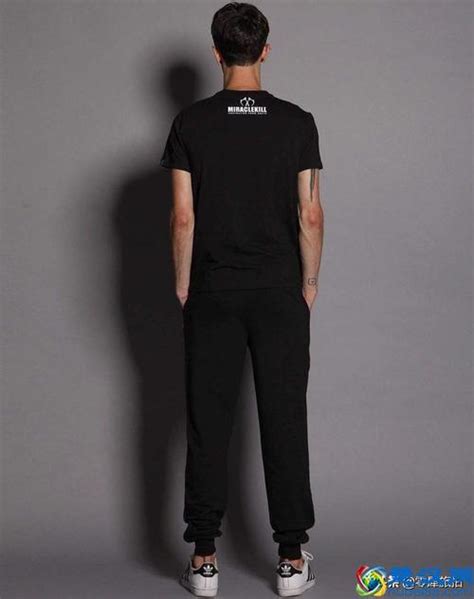 2023最新黑色t恤搭配-黑色t恤搭配大全-配图网
