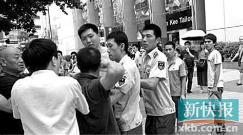 广州3名小贩殴打袭击城管下体被拘10日(图)|城管|小贩|殴打_新浪新闻