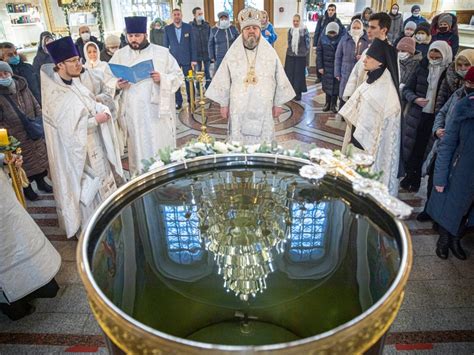 Когда набирать святую воду на Крещение: в храме и кране