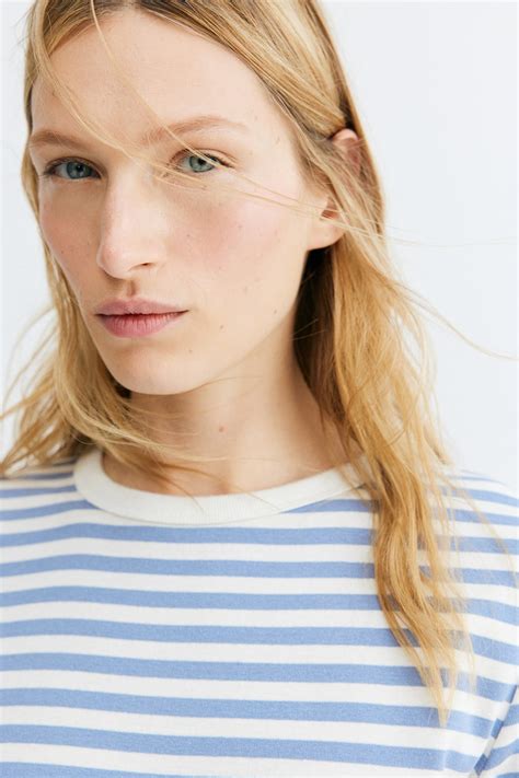 Fitted T-shirt - White/Dusty blue striped - Ladies | H&M IN
