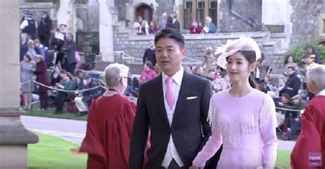 刘强东、章泽天夫妇现身伦敦出席英国王室婚礼_联商网