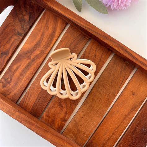 Dual Colour Shell Hair Claw - Medium – Hairbounce.in