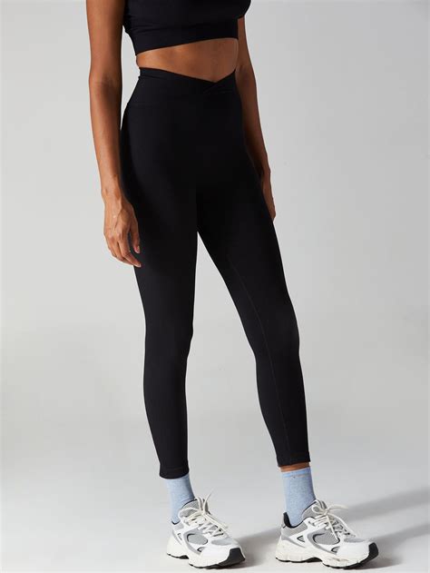 Black Aspire V-Waist Leggings – CAVA Athleisure Pvt Ltd