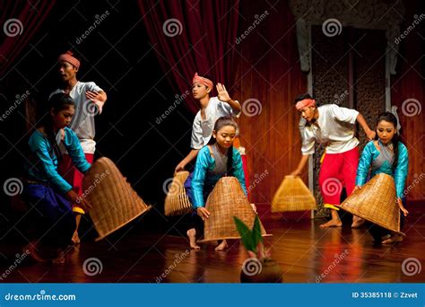 Khmer Folk Dance editorial stock photo. Image of music - 35385118