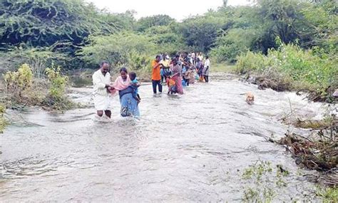 ஜெகதேவி அருகே அச்சத்துடன் ஆற்றை கடந்து செல்லும் கிராம மக்கள் ...