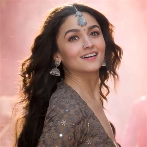 Alia Bhatt & Madhuri Dixit Perform In Kalank's New Song, Ghar More ...