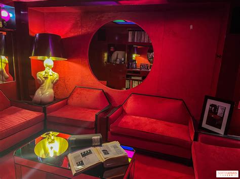 Le Crazy Horse, l’un des cabarets les plus emblématiques de Paris ...