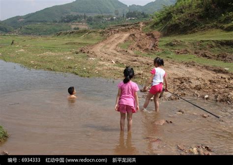 小溪里游泳的男孩高清图片下载_红动中国
