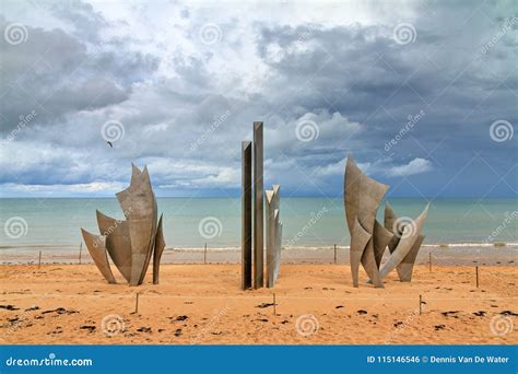 Monument Les Braves Omaha Beach Editorial Photo - Image of landing ...