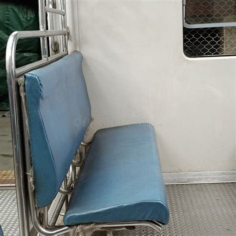 Mumbai Local Train Coach 的图像结果