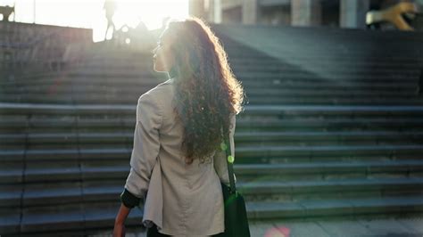 Business Women Walking 的图像结果