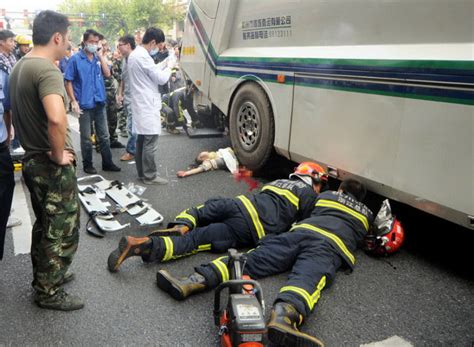 车轮下的女子不幸死亡 - 综合新闻 - 中国轮胎商业网