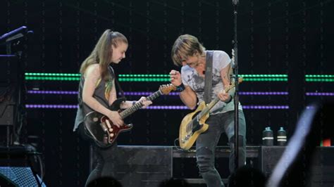 19-year-old Keith Urban fan Ellen Tefanis rocks onstage with country legend - The Music Man
