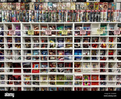 Book shop signs hi-res stock photography and images - Alamy