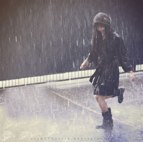 一个人淋雨的伤感图片大雨淋湿的照片2022已更新今日推荐