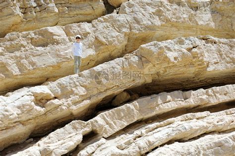 MakhteshRamon白石上的男孩以色列独特的弹坑地质学干旱景观高清图片下载-正版图片307704603-摄图网