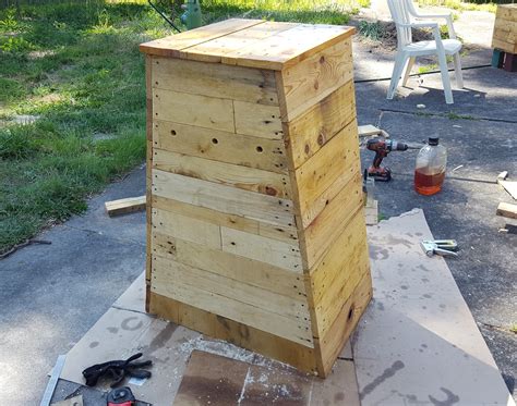 How to Build a Compost Bin Using Pallets 的图像结果
