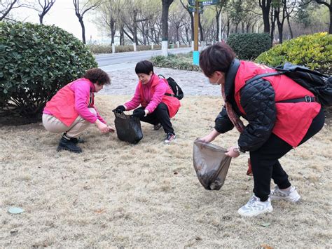 杭州大学生周末体验当城管 为捡垃圾放弃“淑女形象”-浙江新闻-浙江在线