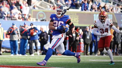 Simulcam: Jeremiyah Love pulls away from Saquon Barkley in 40-yard dash Vector Art