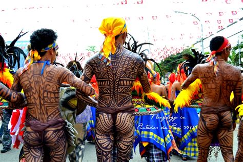 Bailarines con cuerpos pintados como si estuvieran tatuados.