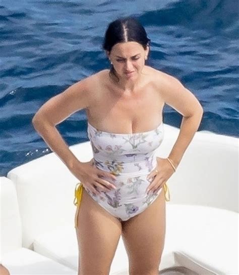Katy Perry in Positano 08/26/2022 • CelebMafia
