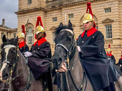 Changing of the Guard Walking Tour in London - Klook India