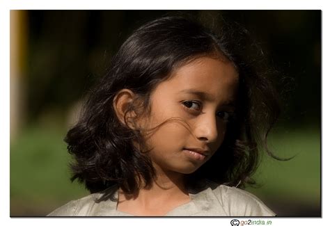 go2india.in : Little girl looking straight
