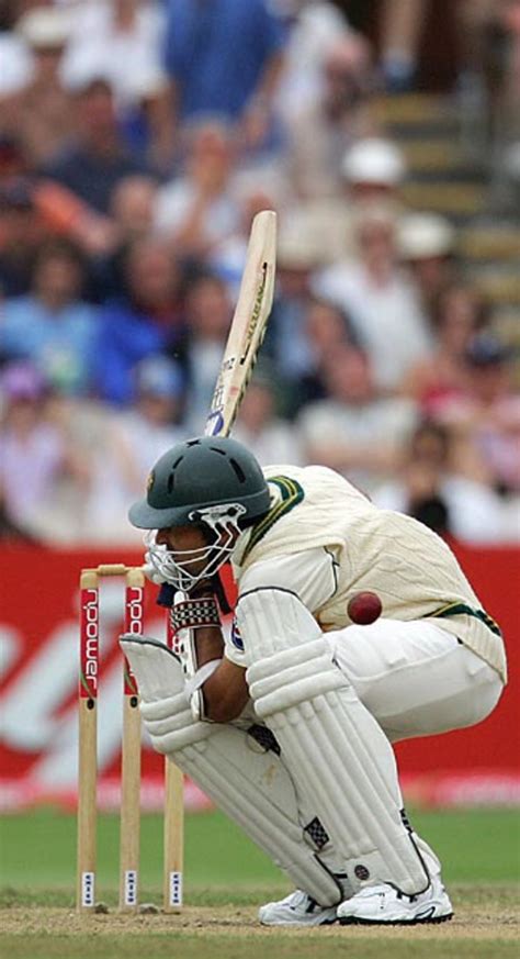 Umar Gul forgets to use his bat | ESPNcricinfo.com