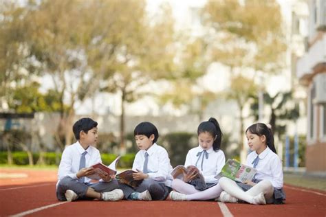 上海世界外国语学校校服购买指引-中小学生校服班服定制批发厂家