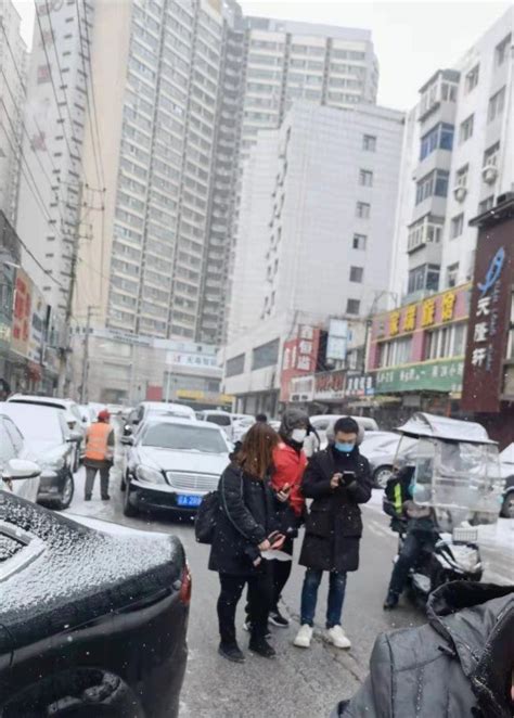 风雪中 沈阳市民政局党员志愿者下沉社区阻击疫情_腾讯新闻