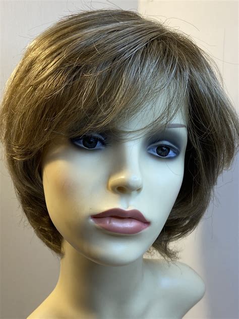 Light brown highlighted wig. Brms763 – Wigbank