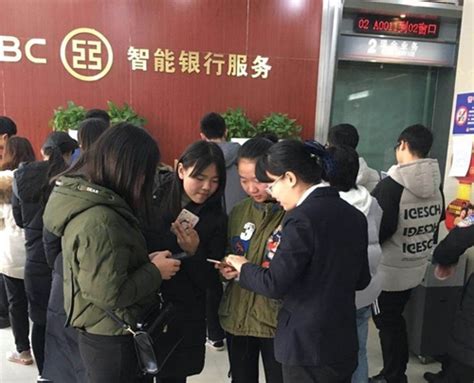 工商银行咸阳人民中路支行组织开展“3·15”宣传服务活动