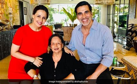 Akshay Kumar की मां अरुणा भाटिया का निधन, ट्वीट में लिखा- 'असहनीय दर्द ...