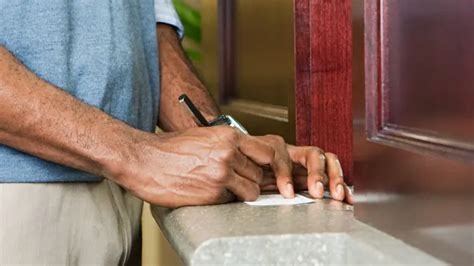 Sign Over a Check 的图像结果