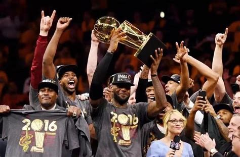 “4 年 3 冠”金州勇士横扫骑士拿下 NBA 总冠军，赛季结束了享受篮球的方式还有很多 | 理想生活实验室 - 为更理想的生活
