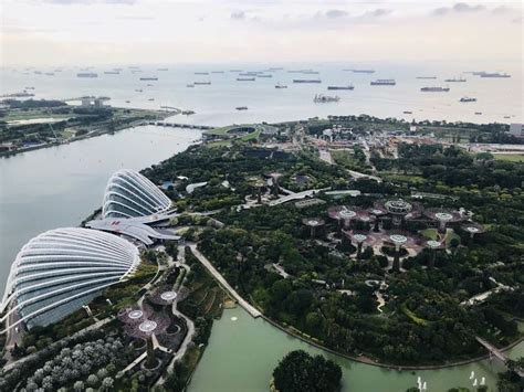 【携程攻略】新加坡滨海湾金沙空中花园景点,滨海湾金沙空中花园，位于金沙大酒店顶层，无边游泳池的边上。他将陆…
