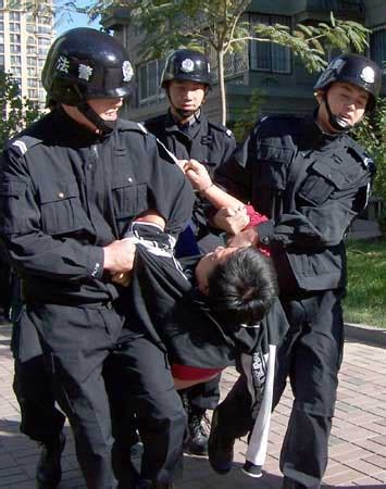 郑州在线-新闻-野蛮！骑电动车违法被交警纠正 男子不配合动起手被拘五天