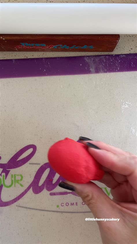 Fondant Hibiscus Flower Tutorial 的图像结果