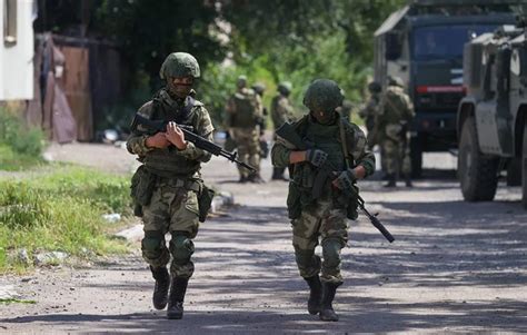 俄军2名士兵向乌阵地发起决死冲锋 瓦格纳士官赞叹：他们是英勇的战士_军事频道_中华网