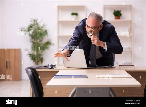 Old Business People 的图像结果