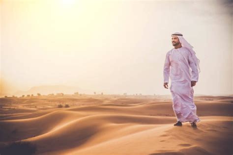 阿拉伯人在沙漠中 — 图库照片©oneinchpunch＃144598361